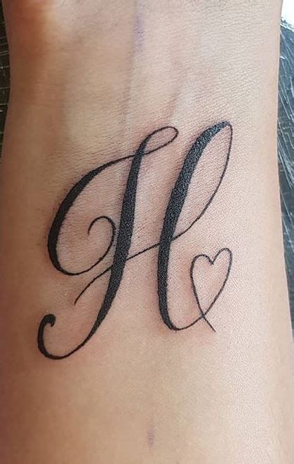 mujer tatuaje letra h|Tattoo de la letra H: arte en la piel 